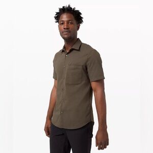 Lululemon street lite seersucker short sleeve button down shirt 3632